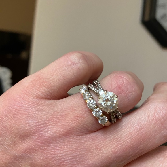 Beautiful engagement ring - Picture 1 of 5